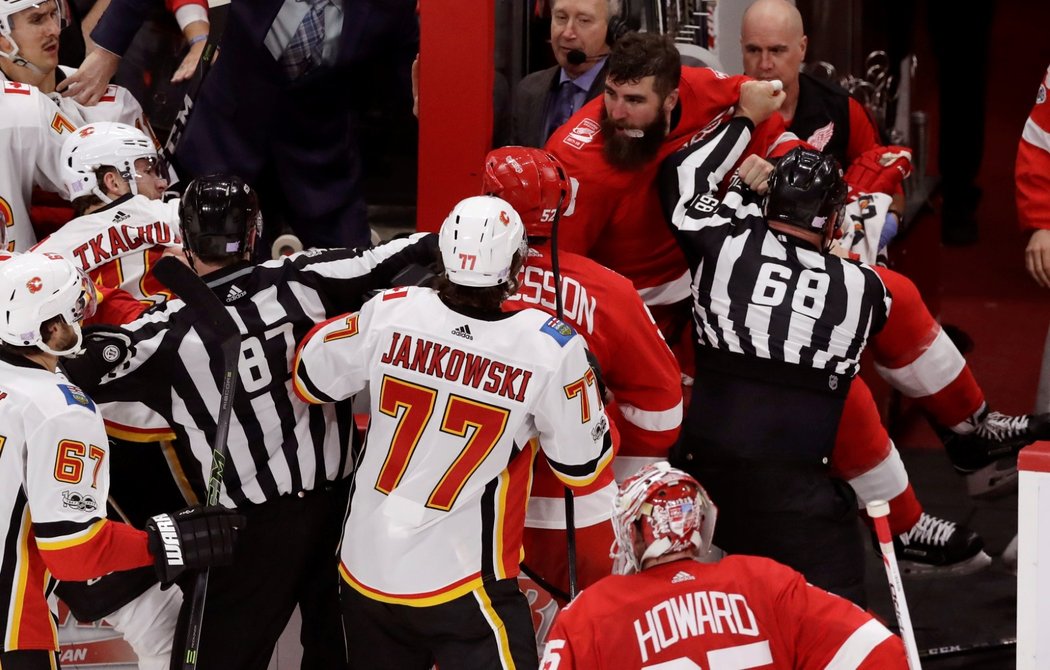 Strkanici rozpoutal Matthew Tkachuk. Útočník Calgary jemně plácl přes lýtko Lukea Witkowského, který byl už mezi střídačkami na odchodu do kabin po rvačce s Brettem Kulakem