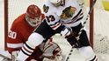 Dustin Byfuglien (Chicago) se snaží překonat gólmana Detroitu Chrise Osgooda.