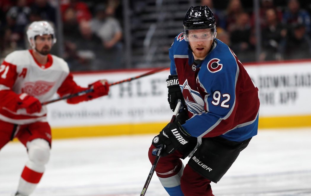 Gabriel Landeskog v zápase Detroitu s Coloradem