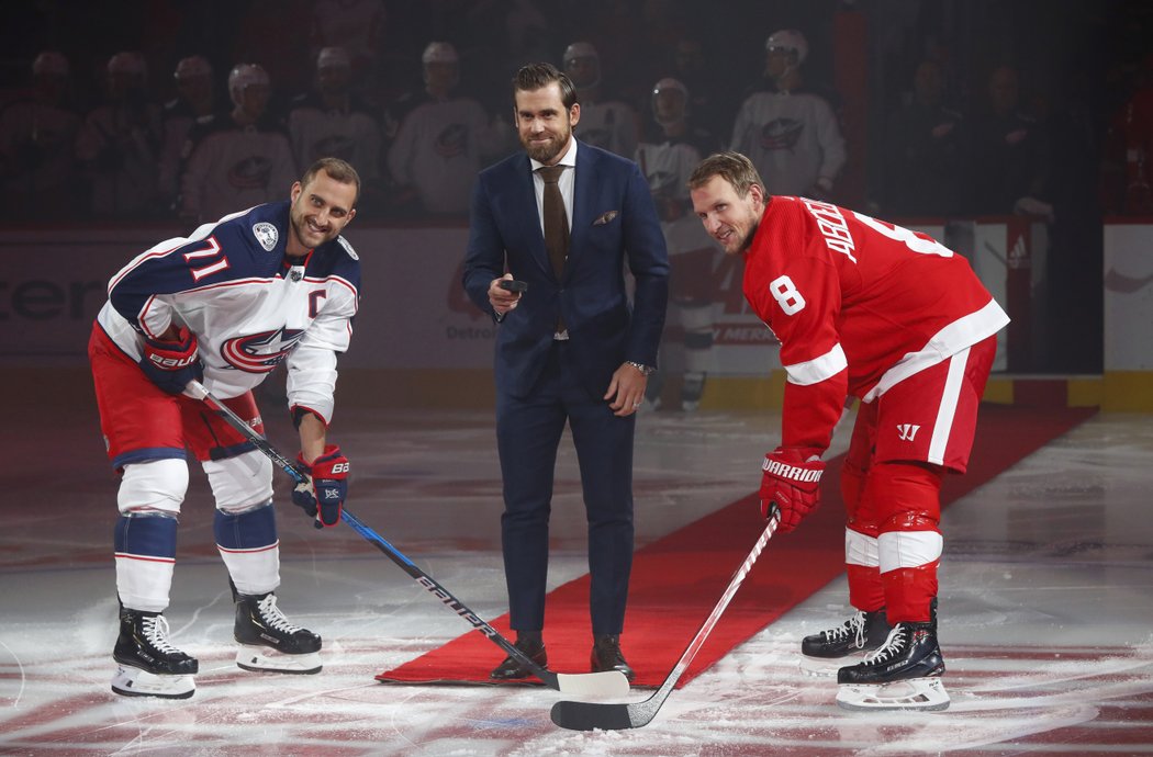 Úvodní buly vhodil legendární Henrik Zetterberg, který před startem sezony ukončil ve 37 letech kvůli potížím se zády kariéru. 