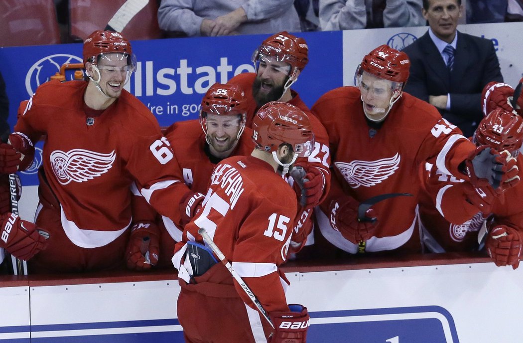 Riley Sheahan přijímá gratulace od spoluhráčů po úspěšně zvládnutém samostatném nájezdu