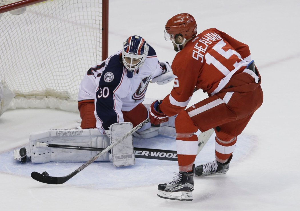 Riley Sheahan a jeho šikovné ruce při samostatném nájezdu z utkání proti Columbusu