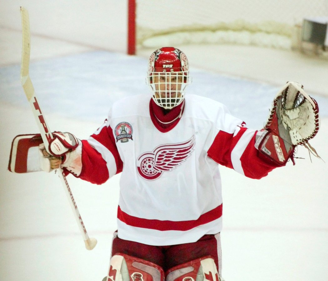 Dominik Hašek v dresu Detroitu ve finále NHL v roce 2002