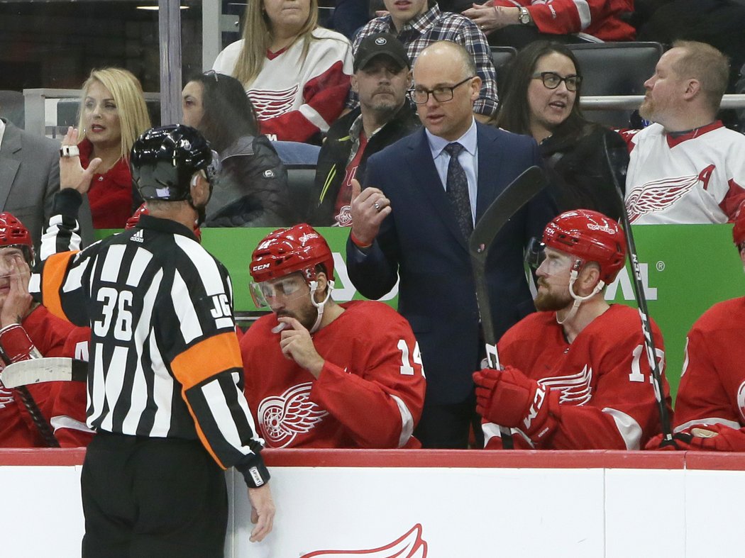 Trenér Jeff Blashill během diskuze se sudím