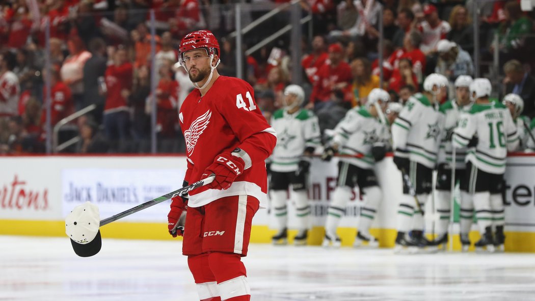 Luke Glendening odváží čepici poté, co jeho spoluhráč Anthony Mantha vstřelil hattrick