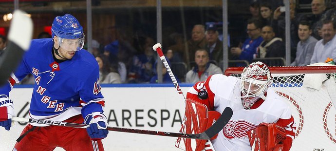 Jimmy Howard svádí souboj s bývalým spoluhráčem Brendanem Smithem z Rangers