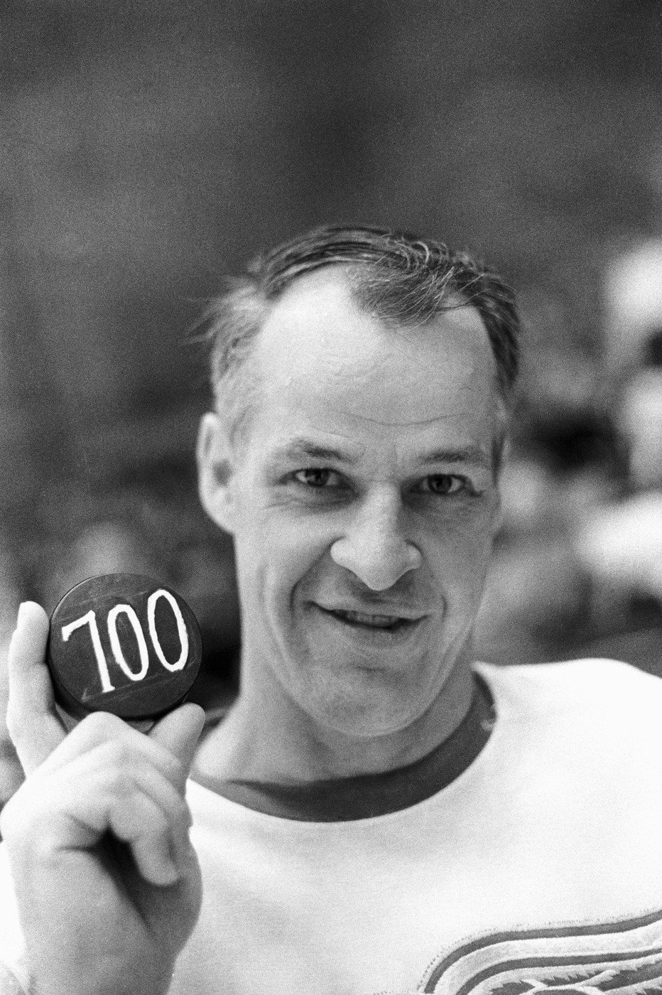 9. Gordie Howe, útočník - Devítku nosilo skutečně mnoho hokejových velikánů, tím největším ale byl Mr. Hockey. S 801 góly je druhým nejlepším střelcem historie.