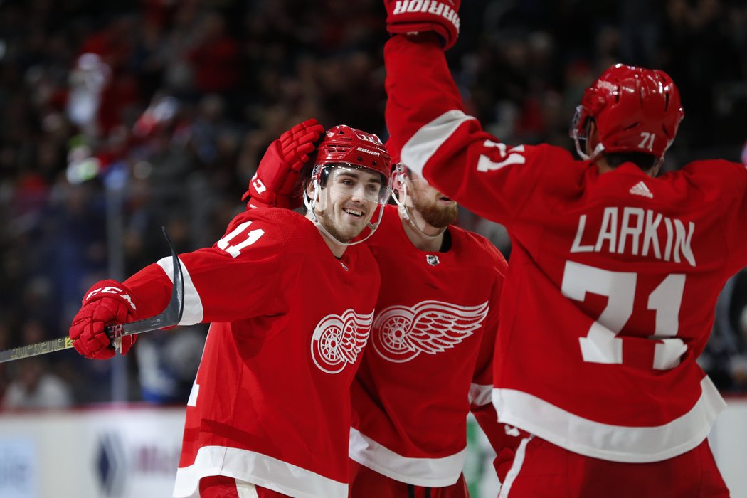 Filip Hronek a Filip Zadina pomohli Detroitu shodně gólem a dvěma přihrávkami k výhře 5:2 nad Winnipegem. Oba odehráli nejproduktivnější zápas v NHL.