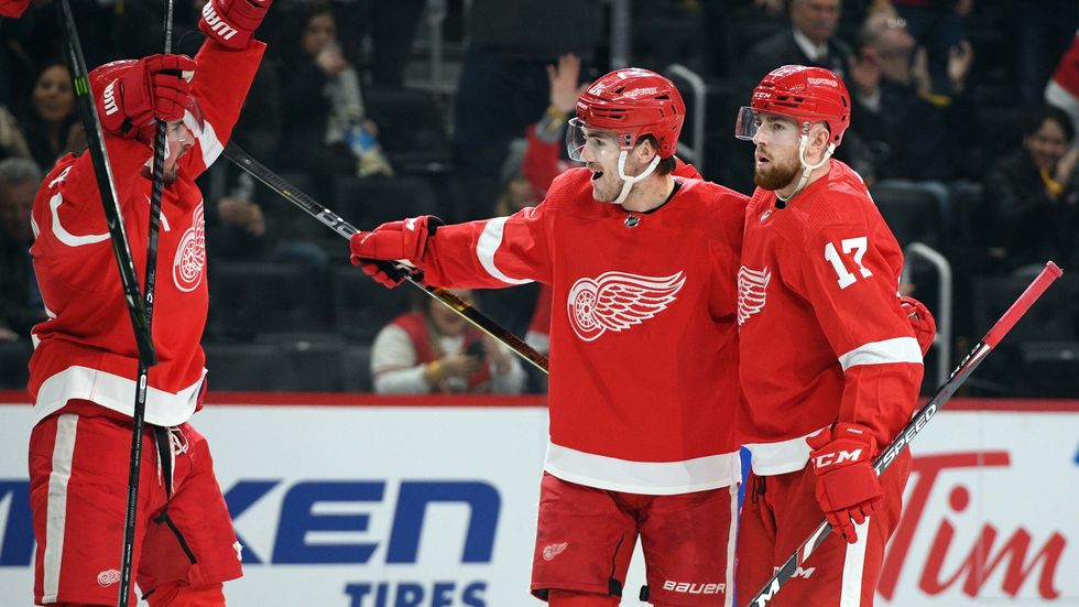 Filip Hronek a Filip Zadina pomohli Detroitu shodně gólem a dvěma přihrávkami k výhře 5:2 nad Winnipegem.