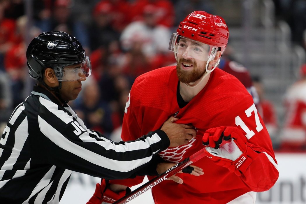 Matěj Chalupa, který na konci května uzavřel dvouletou smlouvu s Chicagem, bude na začátku nadcházející sezony pokračovat v extraligovém Hradci Králové. Mountfield je také domluvený s reprezentačním obráncem Filipem Hronkem z Detroitu.