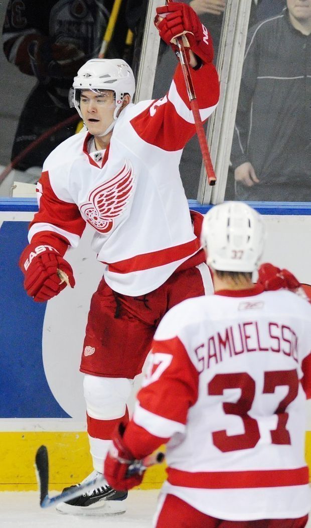 Detroitský Jiří Hudler se raduje ze svého gólu, přihlíží Mikael Samuelsson. Detroitský Jiří Hudler se raduje ze svého gólu, přihlíží Mikael Samuelsson.