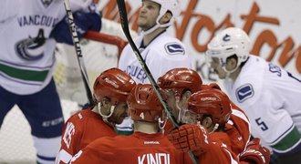 Detroit zdolal Vancouver 5:3, Kindl pomohl jednou asistencí