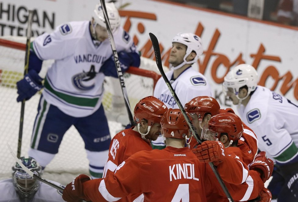 Hokejisté Detroitu i s Jakubem Kindlem se radují z gólu v zápase proti Vancouveru