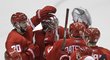 Hokejisté Detroitu děkují brankáři Jimmy Howardovi po vítězství nad Tampou Bay