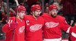 Česká dvojice Filip Zadina (vlevo) a Filip Hronek (vpravo) s kapitánem Red Wings Dylanem Larkinem