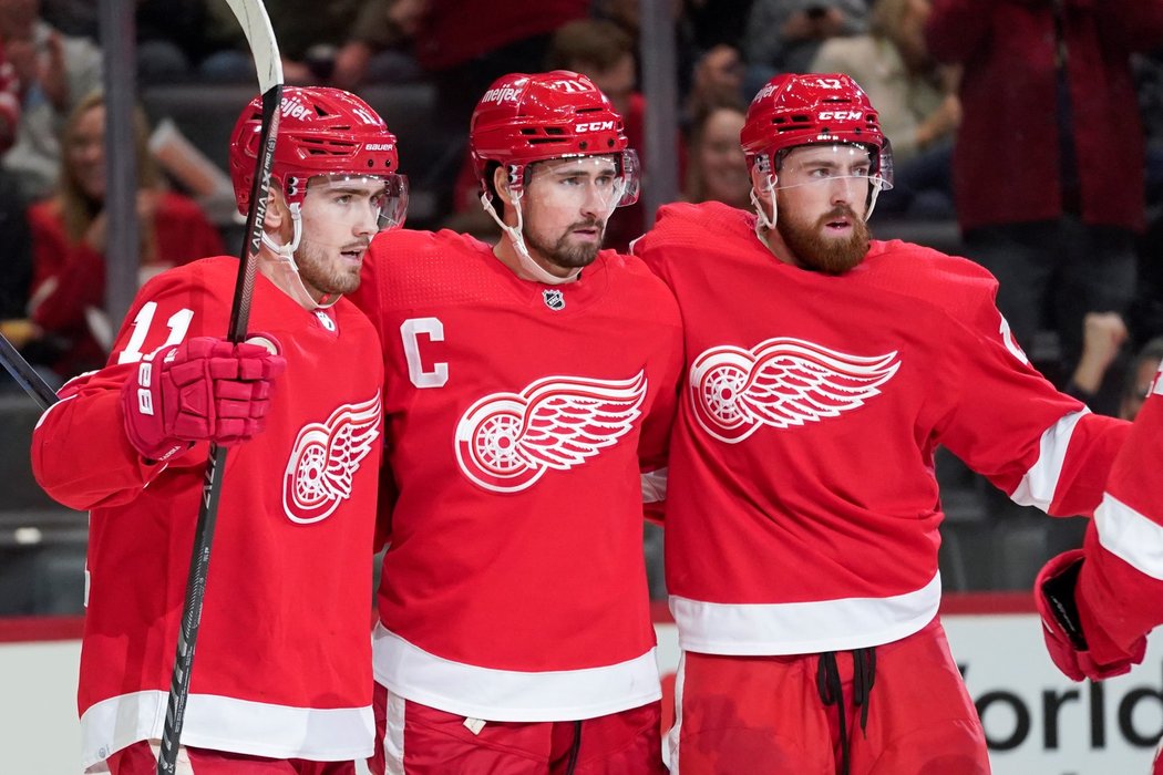 Česká dvojice Filip Zadina (vlevo) a Filip Hronek (vpravo) s kapitánem Red Wings Dylanem Larkinem