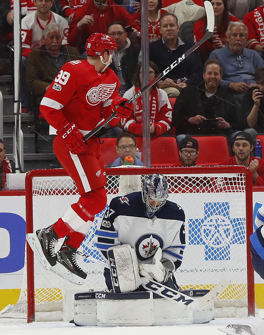 Anthony Mantha se snažil stínit, ale Connor Hellebuyck z Jets tenhle puk chytil