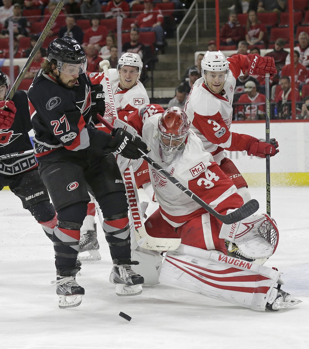 Petr Mrázek pochytal 39 střel Hurricanes, tady blokuje pokus obránce Justina Faulka