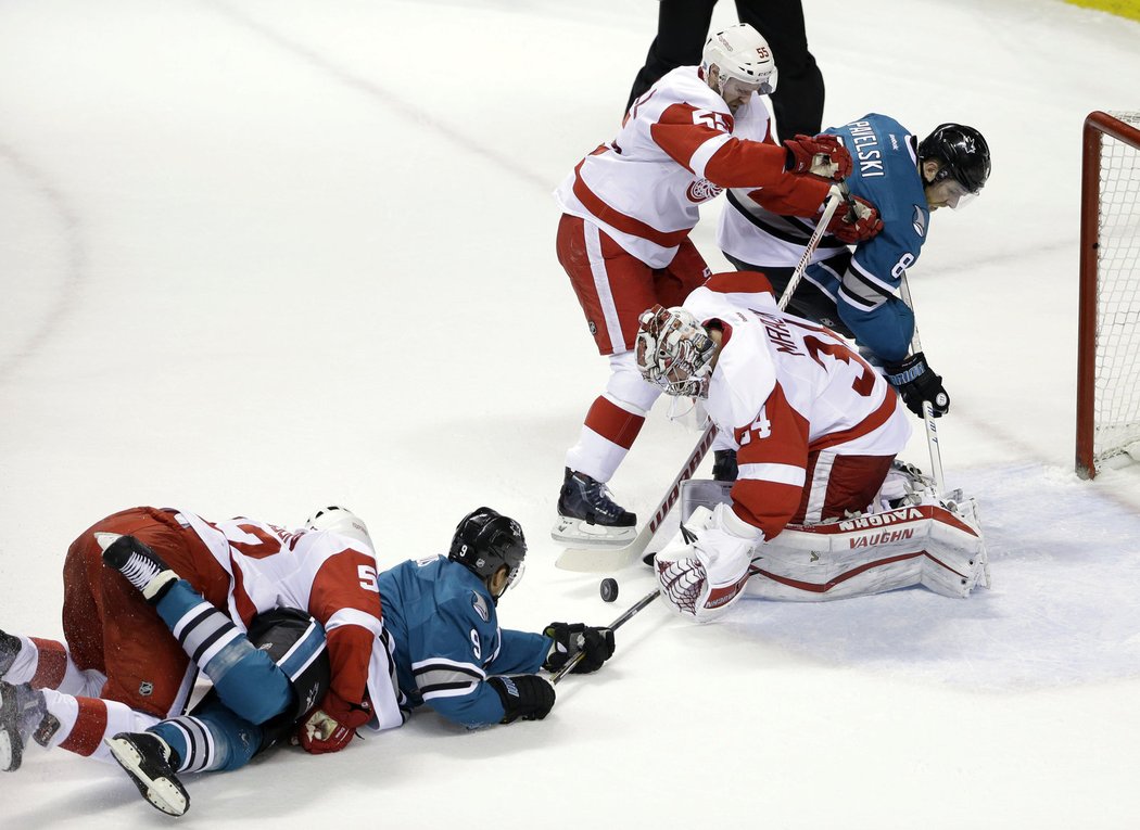 Joe Pavelski ani Dainius Zubrus nedokázali dostat puk do brány Detroitu