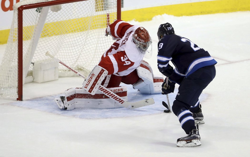 Ligová špička ve střílení branek Patrik Laine překonal v nájezdech Petra Mrázka