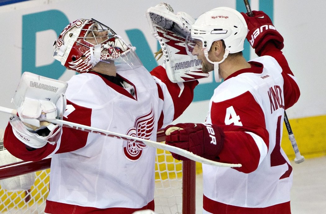 Petr Mrázek (vlevo) slaví s Jakubem Kindlem svou první nulu v kariéře NHL