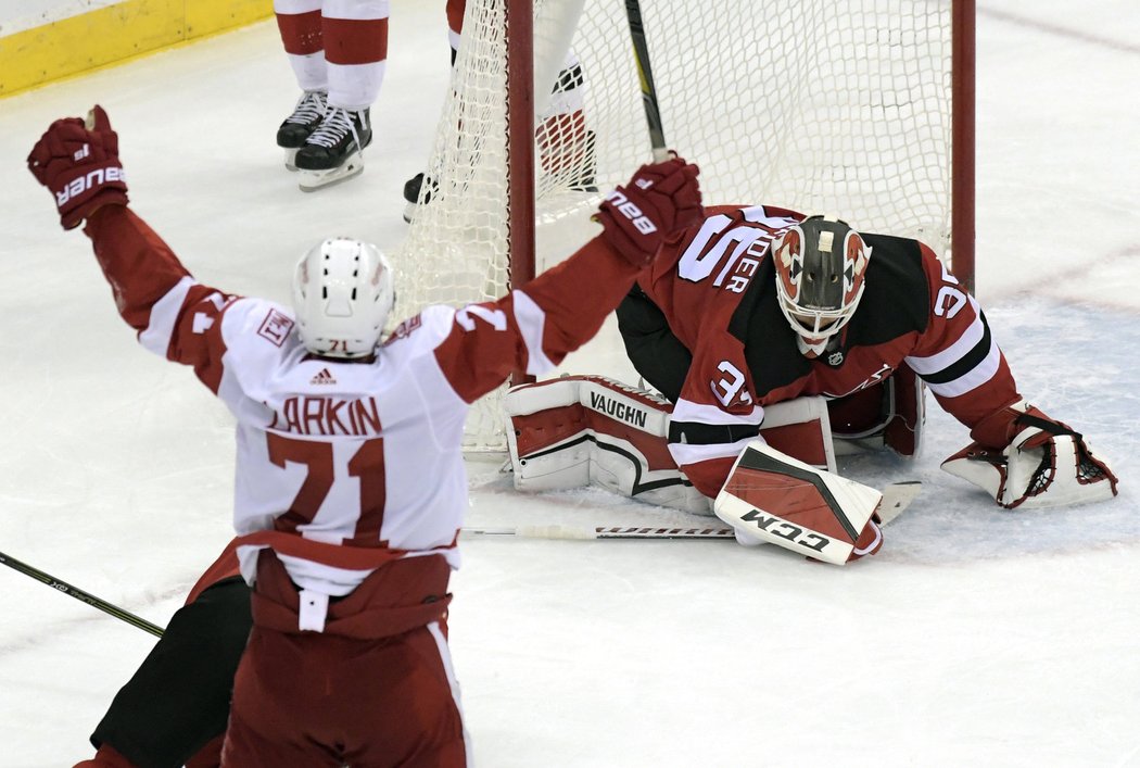 Dylan Larkin se raduje z gólu proti New Jersey