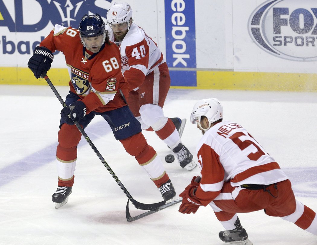 Jaromír Jágr v obležení hráčů Red Wings