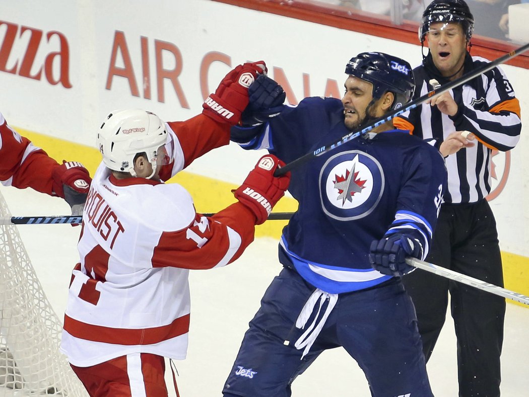 Gustav Nyquist z Detroitu a Dustin Byfuglien si pěkně zatancovali.