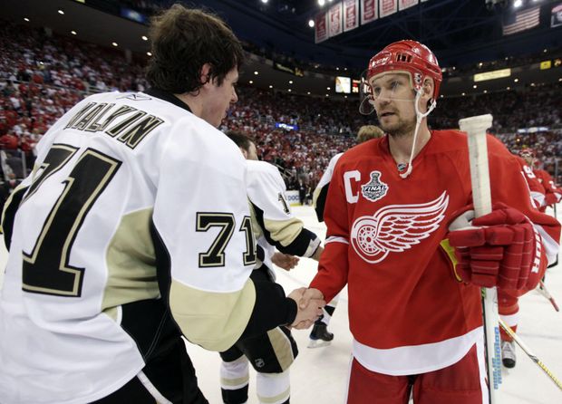 Jevgenij Malkin a Niklas Lidström při podávání rukou. Jevgenij Malkin a Niklas Lidström při podávání rukou.