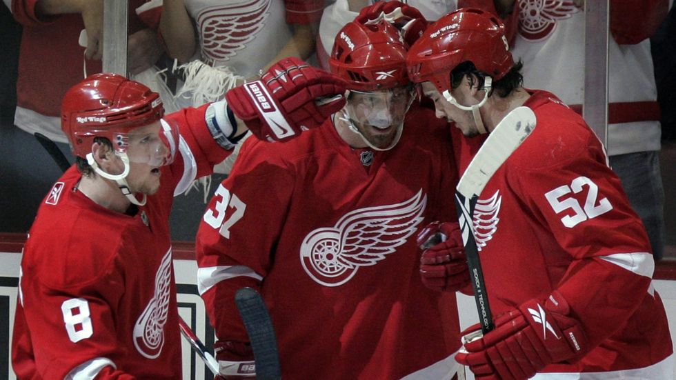 Radost hokejistů Detroitu - zleva Justin Abdelkander, Mikael Samuelsson a Jonathan Ericsson.
