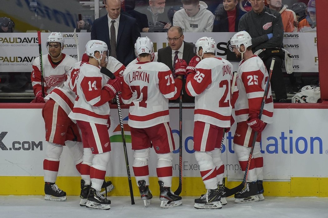 Trenér Jeff Blashill patří s Detroit mezi nejhorší týmy NHL v posledních čtyřech sezonách. Generální manažer klubu Steve Yzerman ale trenérovi nadále věří.