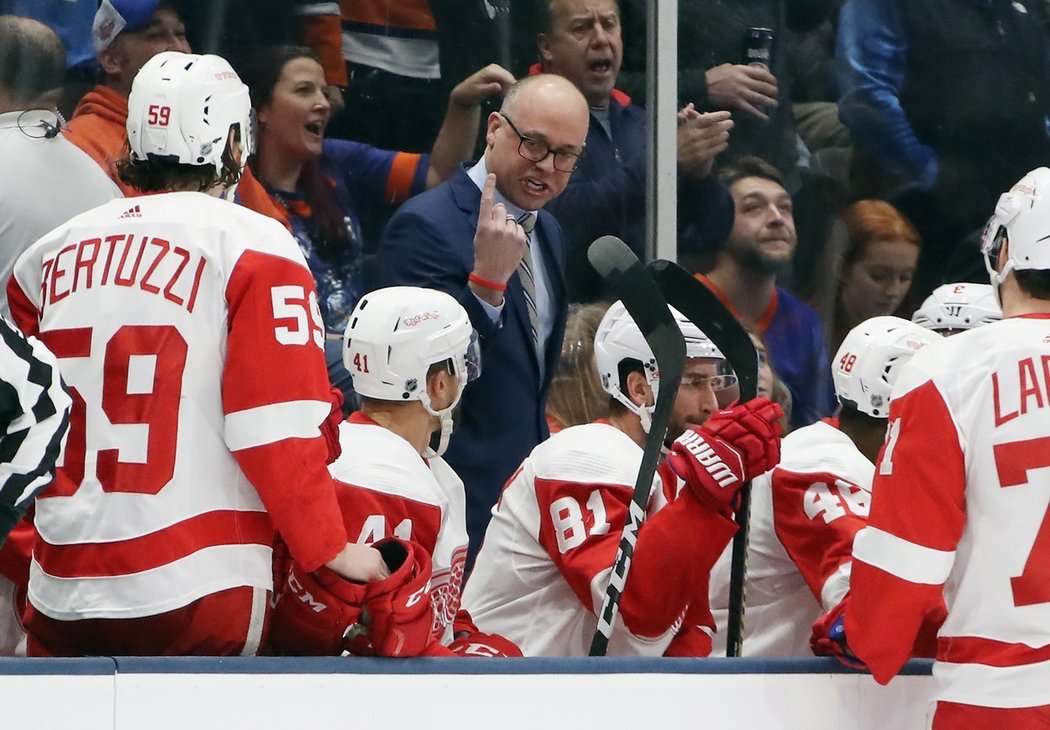 Trenér Jeff Blashill vede nejhorší tým NHL posledních sezon, přesto bude v Detroitu nadále pokračovat