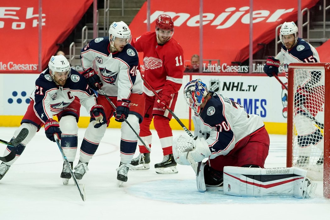 Filip Zadina přihlíží zákroku brankáře Joonase Korpisala