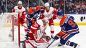 Útočník Oilers Ryan Nugent-Hopkins naráží na skvělý zákrok českého gólmana Michala Postavy z Detroitu