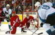 Dominik Hašek v zápase proti San Jose, vlevo Patrick Marleau, vpravo Joe Thornton