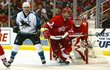 Dominik Hašek v zápase proti San Jose, vlevo Patrick Marleau Dominik Hašek v zápase proti San Jose, vlevo Patrick Marleau