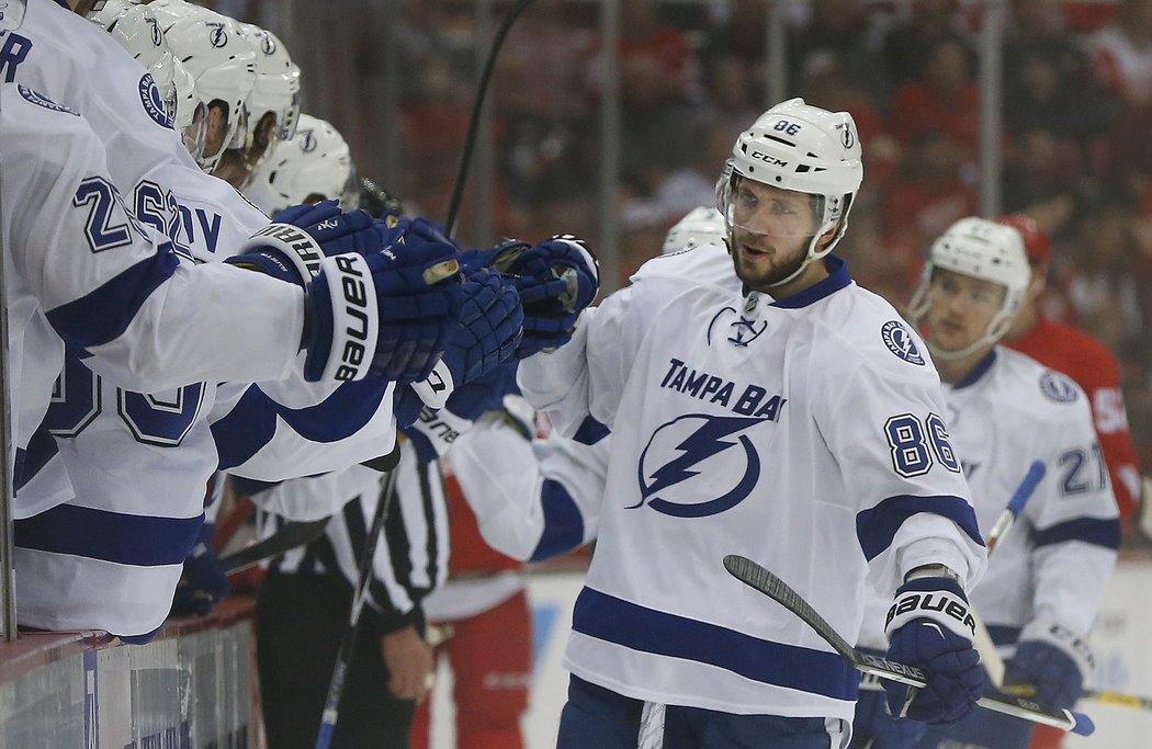 Hokejisté Tampy jsou díky třetí výhře nad Detroitem blízko postupu do druhého kola Stanley Cupu