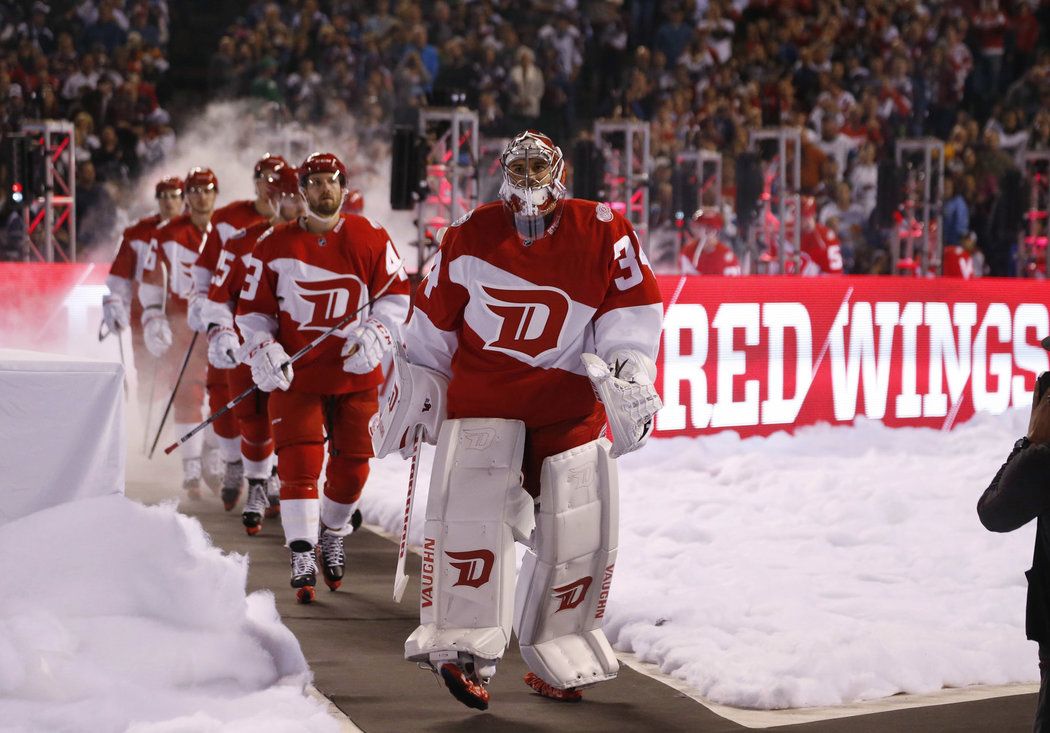 Petr Mrázek přivádí svůj Detroit na ledovou plochu stadionu Coors Field
