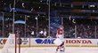 Gólovou asistenci a 24 zákroků si připsal Petr Mrázek v sobotním utkání NHL pod širým nebem