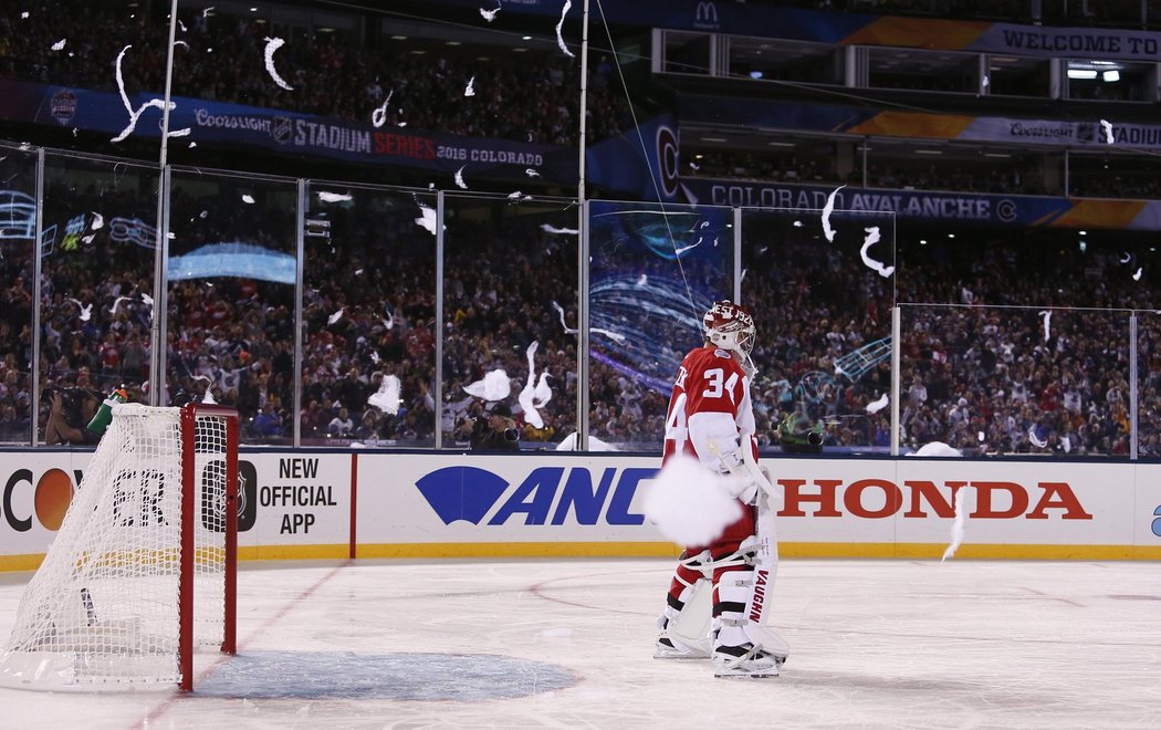 Gólovou asistenci a 24 zákroků si připsal Petr Mrázek v sobotním utkání NHL pod širým nebem