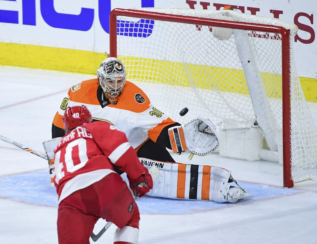 Tenhle kotouč Michal Neuvirth nezkrotil a Henrik Zetterberg si připsal první gól sezony