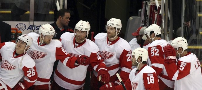 Hokejisté Detroitu vyrovnali výhrou nad Flyers rekord NHL v počtu výher v řadě na domácím ledě.