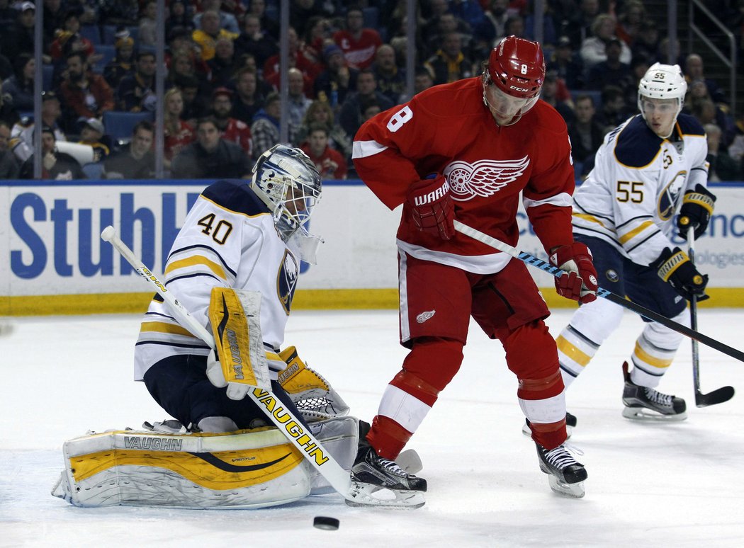 Švéd v brance Buffala Robin Lehner inkasoval od Detroitu tři branky