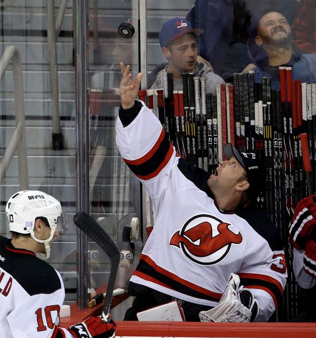 Martin Brodeur se umí bavit i na střídačce. Martin Brodeur se umí bavit i na střídačce.