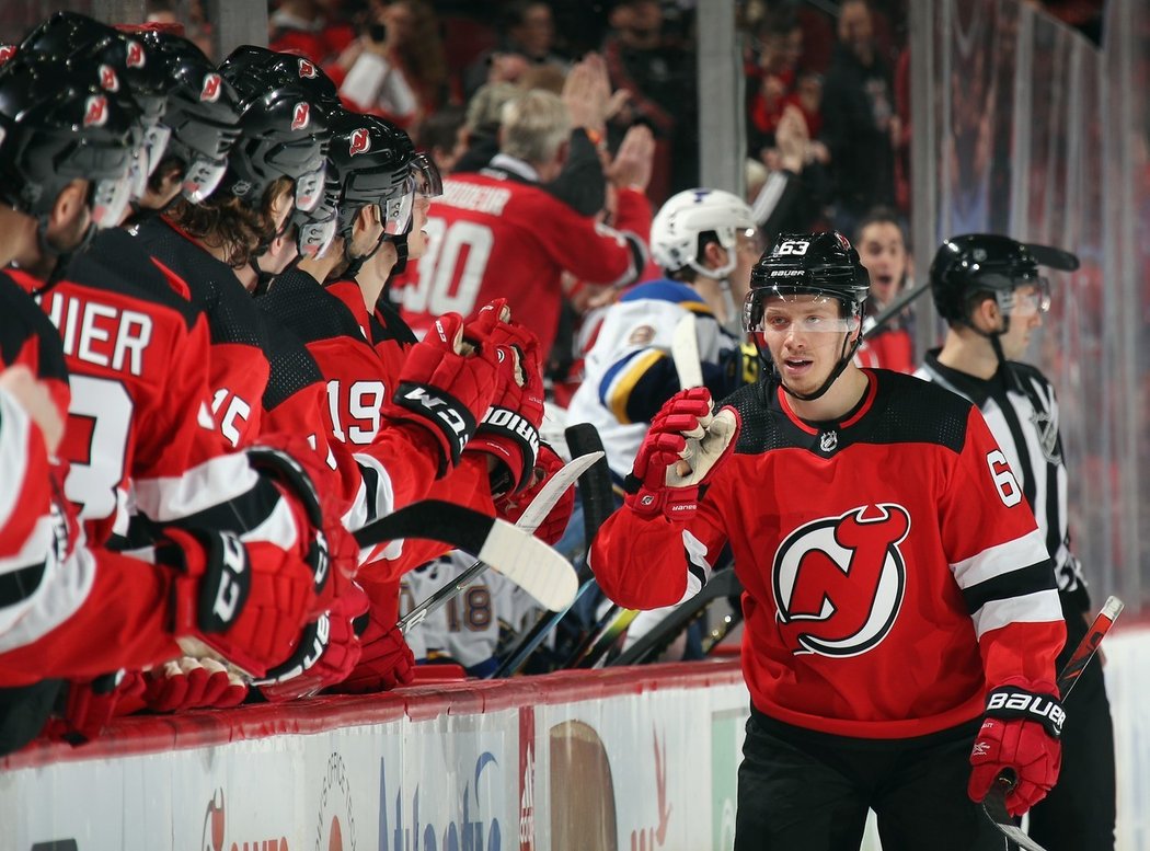 Jesper Bratt se raduje z gólu do sítě posledních vítězů Stanley Cupu.