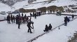 Legendární brankář Dominik Hašek v průběhu ledna v Tibetu učil chytat místní děti hokej.