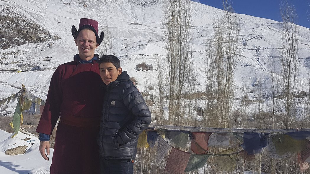 Legendární brankář Dominik Hašek v průběhu ledna v Tibetu učil chytat místní děti hokej.