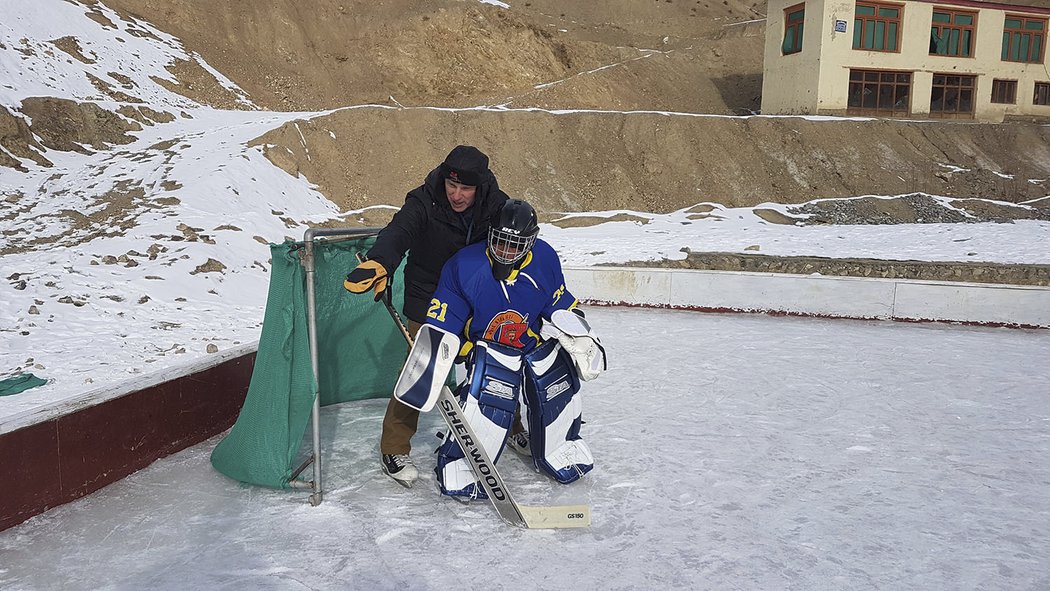 Legendární brankář Dominik Hašek v průběhu ledna v Tibetu učil chytat místní děti hokej.