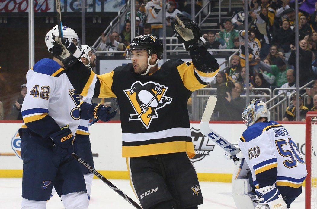 Dominik Simon vstřelil v NHL jediný gól Pittsburghu, který podlehl doma St. Louis 1:5.