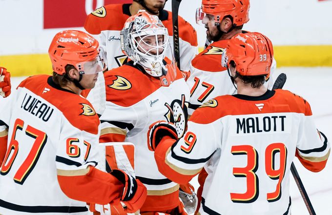 Dostál pomohl Anaheimu k vítězství, na ledě Winnipegu moc práce neměl Dostál pomohl Anaheimu k vítězství, na ledě Winnipegu moc práce neměl